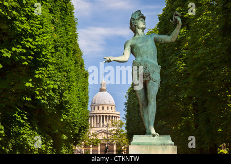 Statue de bronze à l'acteur grec (l'acteur grec) par Arthur Bourgeois en jardin du Luxembourg avec le panthéon au-delà, Paris France Banque D'Images