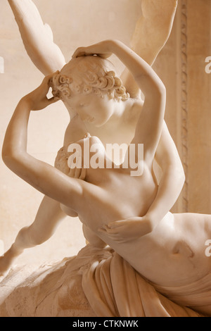 Musée du Louvre - Statue de la psyché ravivée par le Kiss de Cupid par Antonio Canova, Paris France Banque D'Images