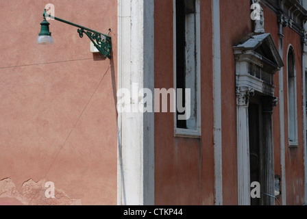 Belle façade détail de l'ancienne maison typique de Venise, Italie Banque D'Images