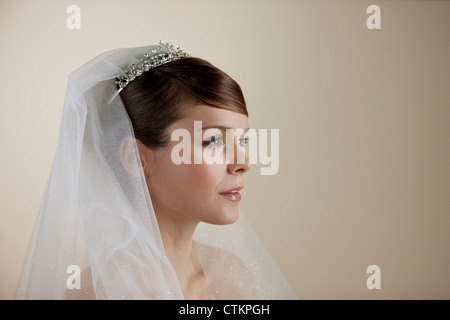 Une jeune mariée avec des larmes fonctionnant en bas de son visage Banque D'Images