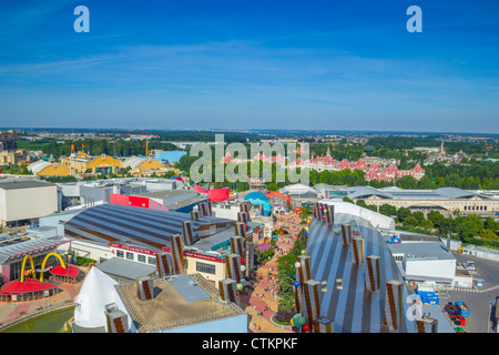 Vue aérienne de hélium ballon au Lac Disney sur Disney Village et Parc Disneyland, Disneyland Resort Paris, France Banque D'Images