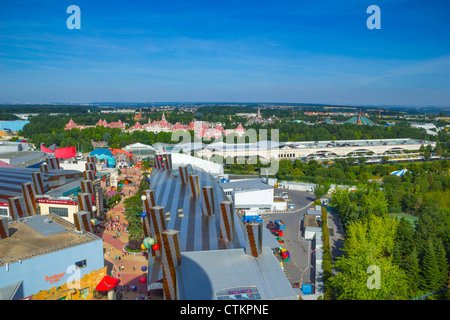 Vue aérienne de hélium ballon au Lac Disney sur Disney Village et Parc Disneyland, Disneyland Resort Paris, France Banque D'Images