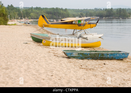 Piper Super Cub jaune d'hydravion à un étang dans le Maine. Banque D'Images