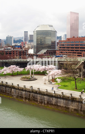 Le Portland waterfront au printemps sur un jour nuageux en général avec la rivière Willamette dans l'avant-plan. Banque D'Images