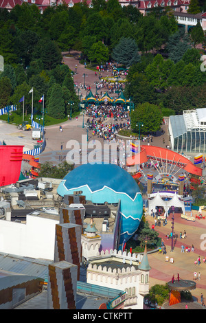 Vue aérienne de hélium ballon au Lac Disney sur Disney Village et Parc Disneyland, Disneyland Resort Paris, France Banque D'Images