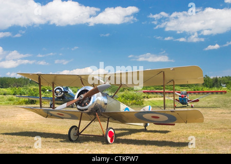 Sopwith Pup 1916 Antique avion sur aérodrome. Banque D'Images