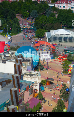 Vue aérienne de hélium ballon au Lac Disney sur Disney Village et Parc Disneyland, Disneyland Resort Paris, France Banque D'Images