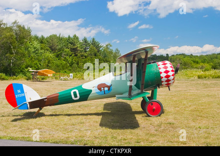 1917 Nieuport 28C.1 biplan antiques sur aérodrome. Banque D'Images