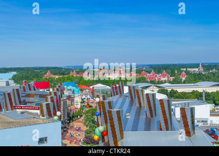 Vue aérienne de hélium ballon au Lac Disney sur Disney Village et Parc Disneyland, Disneyland Resort Paris, France Banque D'Images