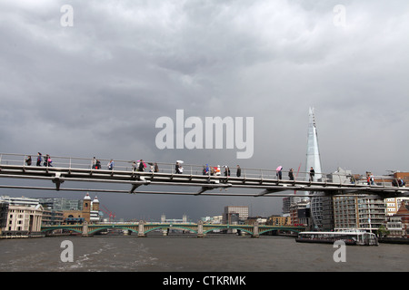 Traversée de la Tamise à Londres Banque D'Images