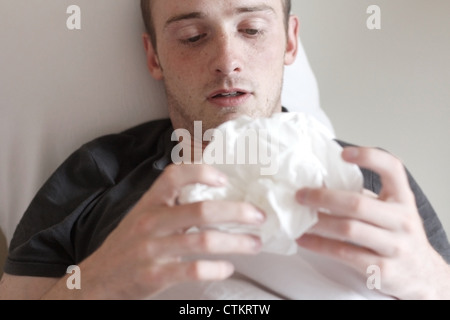 Un homme avec la grippe Banque D'Images