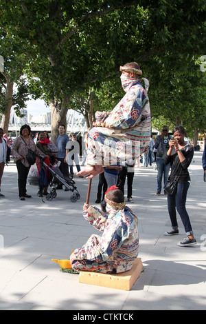 Street Performance à Jubilee Gardens sur la rive sud de Londres Banque D'Images