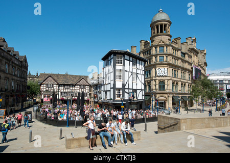 Les gens s'amuser dans le jardin de la bière de Sinclair's Oyster Bar près de Corn Exchange Triangle dans Manchester. Banque D'Images