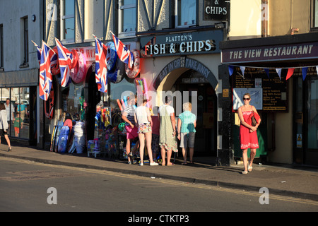 En dehors de la file d'un poisson de mer et chip shop, Wells next the sea, Norfolk UK Banque D'Images