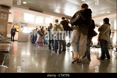 File d'attente des passagers à la porte de leur avion, l'aéroport de Casablanca, Maroc terminal sud Banque D'Images