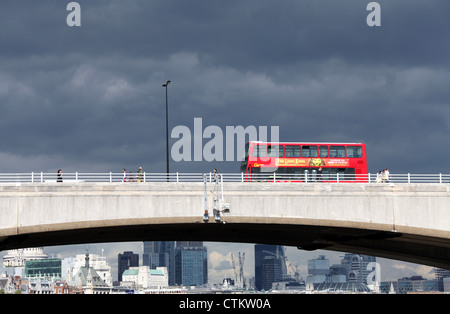 London bus allant sur un pont Banque D'Images