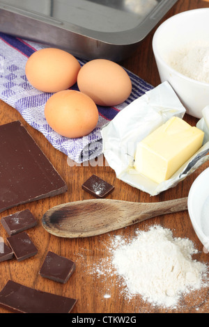 Ingrédients pour la pâtisserie brownies au chocolat ou un gâteau au chocolat, y compris les oeufs, la farine, le beurre et le chocolat noir. Banque D'Images