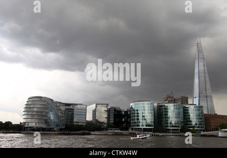 Le Shard à Londres qui est le plus haut édifice de l'Europe et aussi l'Hôtel de ville en forme de bulbe Banque D'Images