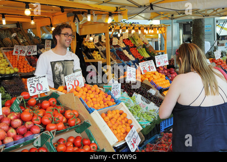 Smiling fruits et légumes porte-décrochage dans Commercial Road street market Portsmouth Angleterre Banque D'Images