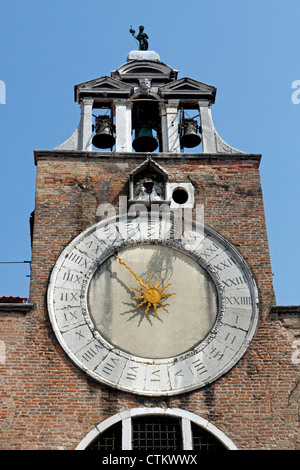 Clocher et l'horloge de l'église de San Giacomo di Rialto - Venise Banque D'Images