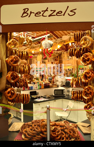 Colmar, Alsace, France, marché couvert, les bretzels. Banque D'Images