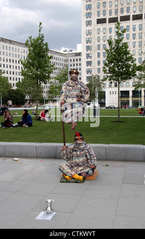 Street Performance à Jubilee Gardens sur la rive sud de Londres Banque D'Images