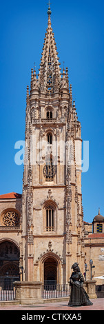 Sculpture de la Regenta, œuvre littéraire de Leopoldo Alas Clarín, en face de la cathédrale de San Salvador, dans la ville de Oviedo, Asturias, Espagne Banque D'Images