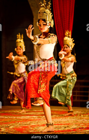 Trois spectacles de danse classique khmère en costume traditionnel à Angkor Wat, Site du patrimoine mondial de l'UNESCO, Siem Reap, Cambodge Banque D'Images