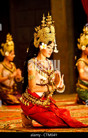 Trois danseurs classique khmère à genoux en pleine scène costume traditionnel à Angkor Wat, site de l'UNESCO, Siem Reap, Cambodge. Banque D'Images