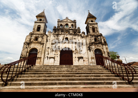 Façade de l'église coloniale espagnole blanc avec de longues étapes et Twin Towers bell dans Granada Nicaragua Banque D'Images