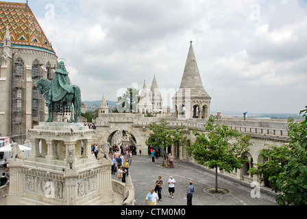 La Halászbástya ou du Bastion des Pêcheurs sur le côté Buda de Budapest, Hongrie surplombe le Danube Banque D'Images