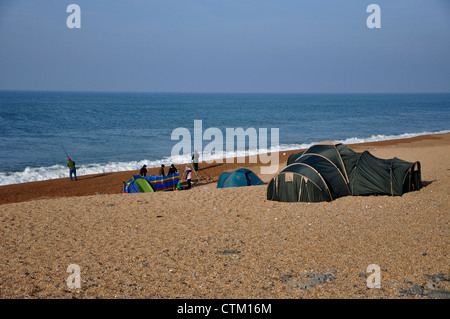 Les pêcheurs sur la plage de Bexington Dorset UK Banque D'Images