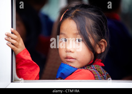 Jeune fille en vêtements traditionnels bhoutanais Banque D'Images