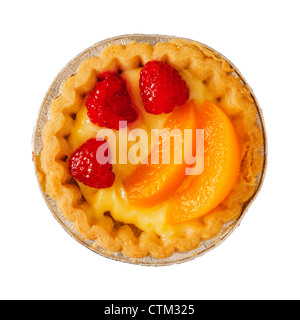 Une Framboise , Peach et flan dessert sur un fond blanc Banque D'Images