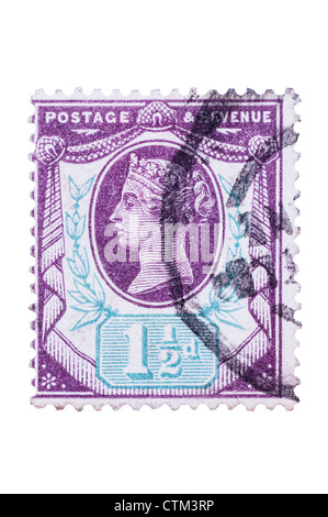 A Victorian un et un demi-penny violette et verte 1 1/2 d timbre-poste sur un fond blanc Banque D'Images