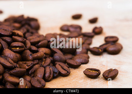 Il s'agit d'une image de grains de café sur un fond blanc. Banque D'Images