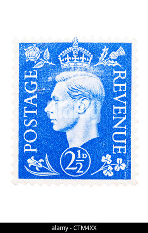 Un roi George VI deux pence et demi bleu 2 1/2d timbre-poste sur un fond blanc Banque D'Images
