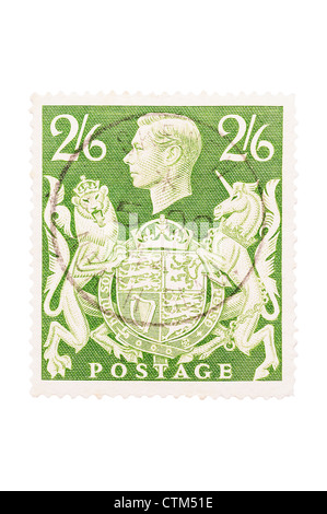 Un roi George VI deux shillings et six pence green 2s 6d de timbres-poste sur un fond blanc Banque D'Images