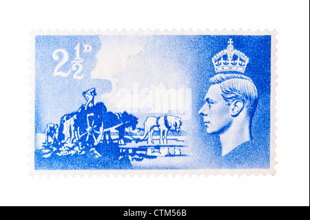 Un roi George VI deux pence et demi bleu 2 1/2d timbre-poste sur un fond blanc Banque D'Images