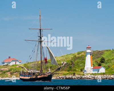 Le sloop la Providence dans l'sailpast dans le port de Halifax (Nouvelle-Écosse), au cours de grands voiliers en 2012. Banque D'Images