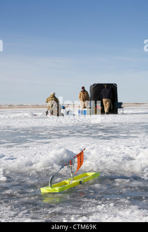 Tip-up avec drapeau alors que la pêche sur glace pour le brochet sur un lac  dans le centre de Michigan, USA Photo Stock - Alamy