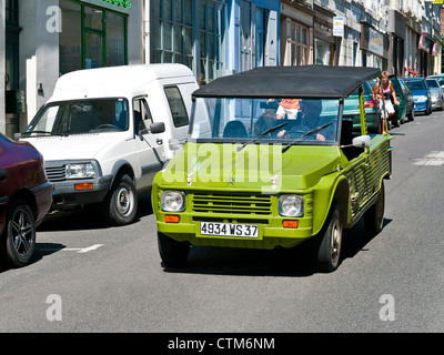 Citroën Méhari conduisant le long street - France. Banque D'Images