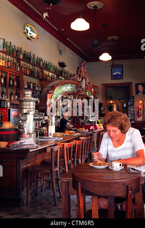 Old woman drinking coffee at 'El Federal' Bar. San Telmo, Buenos Aires. Banque D'Images