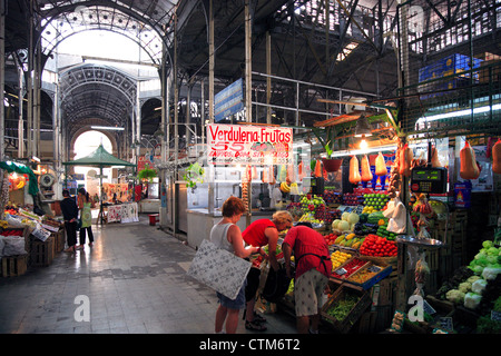 Antiquités, des légumes et des aliments au marché traditionnel marché de San Telmo San Telmo stand foire Quartier Buenos Aires Argentine. Banque D'Images