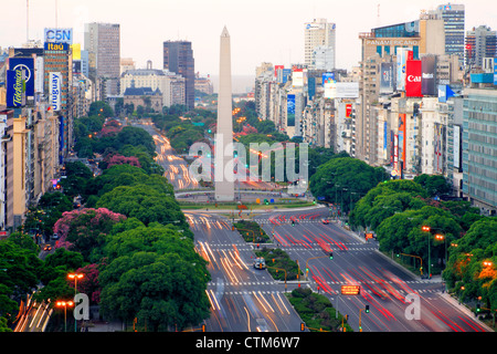 Vue aérienne de l'Avenue 9 de Julio, avec l'Obélisque Monument, au crépuscule, avec voiture. Une exposition longue, Buenos Aires, Argentine Banque D'Images