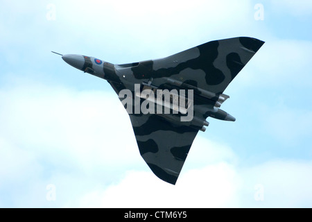 Avro Vulcan XH558 volant à Farnborough Airshow 2012 Portes ouvertes à la bombe Banque D'Images