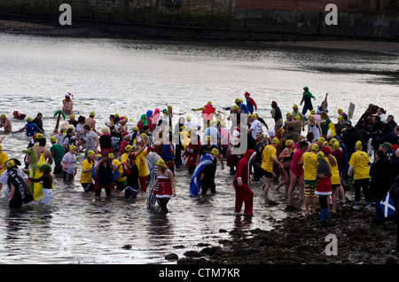 La Loony Dook, un jour de l'an cas où les gens patauger dans la rivière Forth à South Queensferry, près d'Édimbourg, Écosse. Banque D'Images