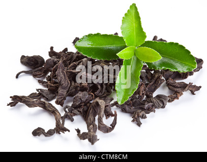 Tas de thé sec avec du thé vert feuilles isolées sur un fond blanc. Banque D'Images