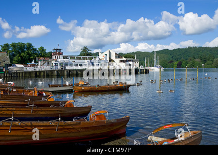 Bateaux de plaisance bateau à louer au bord du lac en été Bowness sur Windermere Lake District National Park Cumbria Angleterre Royaume-Uni Royaume-Uni Grande-Bretagne Banque D'Images