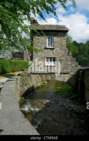 Bridge House en été Ambleside Cumbria Lake District National Park Angleterre Royaume-Uni Grande-Bretagne Banque D'Images